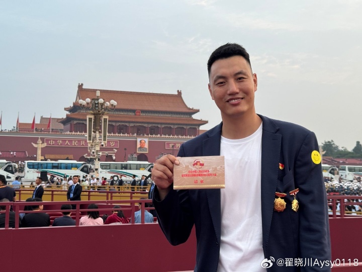加拿大28开奖结果-翟晓川佩戴奖章亮相阅兵式 高呼正义和平与人民必胜信念